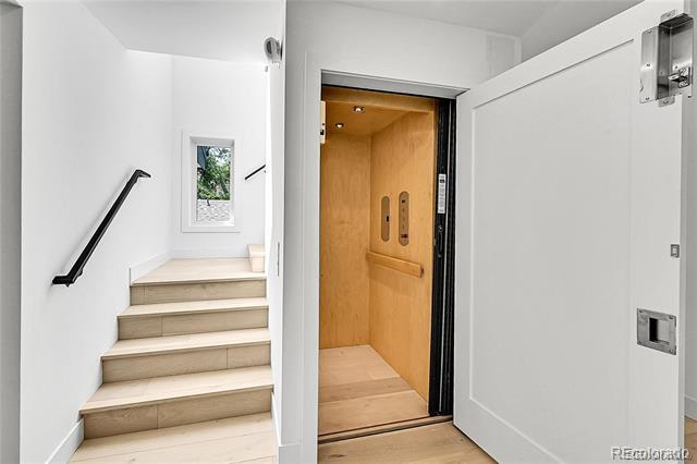 Foto del edificio - 300 S Franklin St