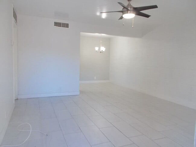 Foto del edificio - Cozy 1-Bed Condo in Las Vegas in Convenient Location