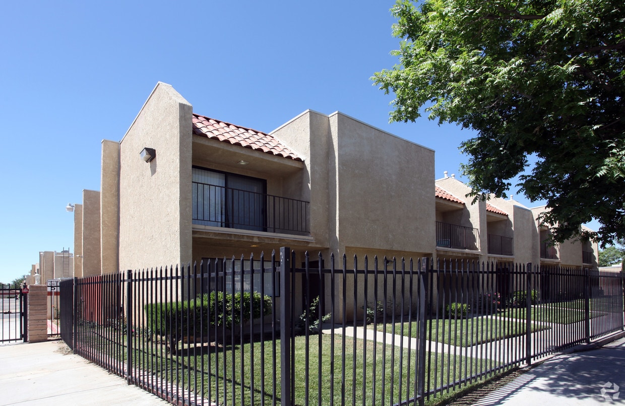 Primary Photo - 44200 Kingtree Ave