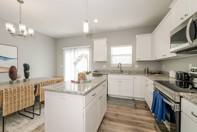 Building Photo - Fantastic 4bd/3ba home! Coming soon!