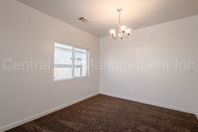 Foto del edificio - 4 bedroom 2 bath  Home in the Desired Sout...