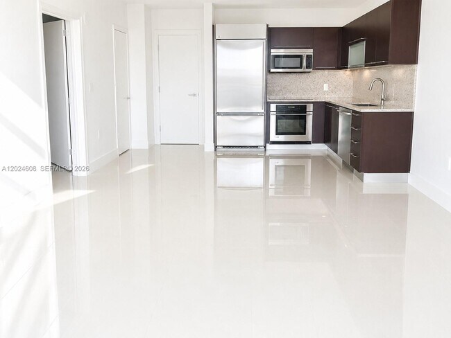 Building Photo - 950 Brickell Bay Dr