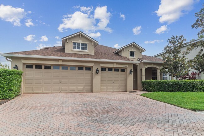 Building Photo - Executive Living Waits!