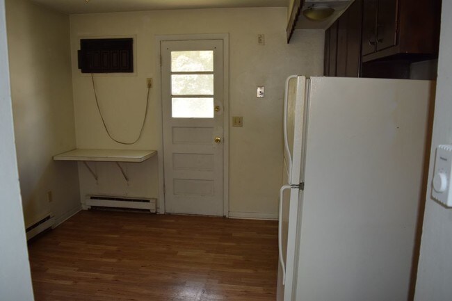 Building Photo - One Bedroom Apartment