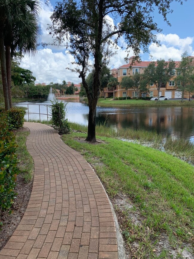 Fotografía del edificio - 23560 Walden Center Dr