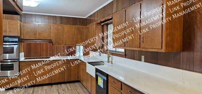 Building Photo - New Remodeled 3 bedrooms 2 baths with Base...