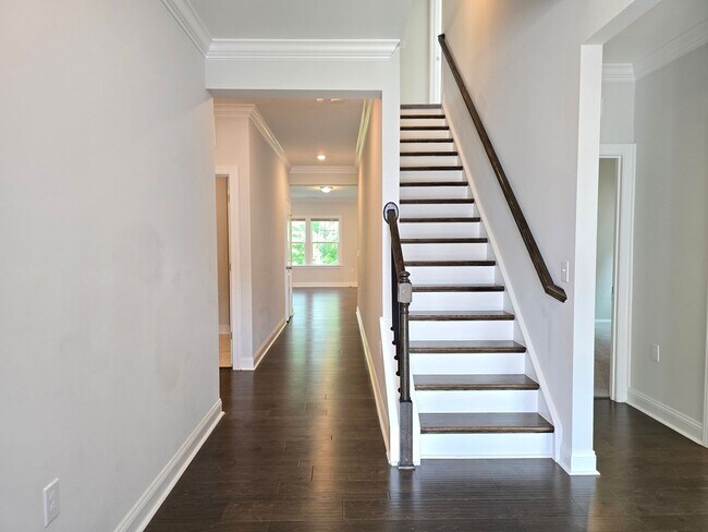 Foto del edificio - 4 spacious bedrooms and 3 full bathrooms along with guest suite. 1st floor primary and secondary ...