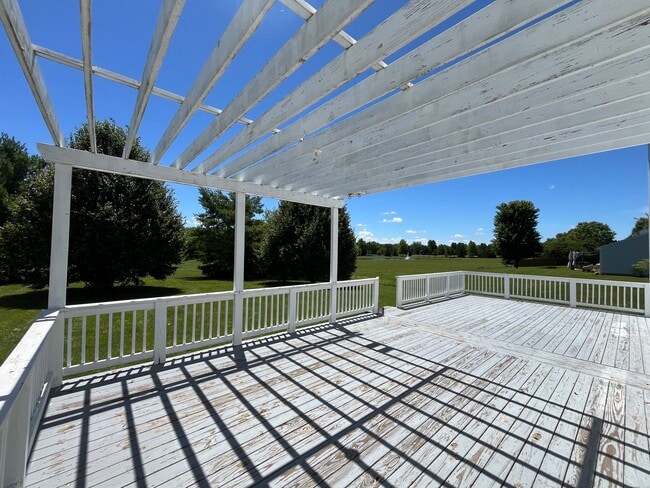Building Photo - 3873 Crest Point Dr