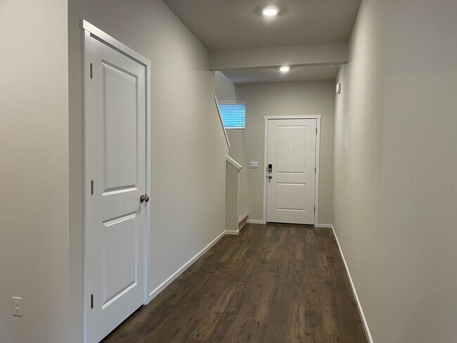 Building Photo - NEWER BUILD 4 BED/2.5 BATH PLUS A HUGE BON...