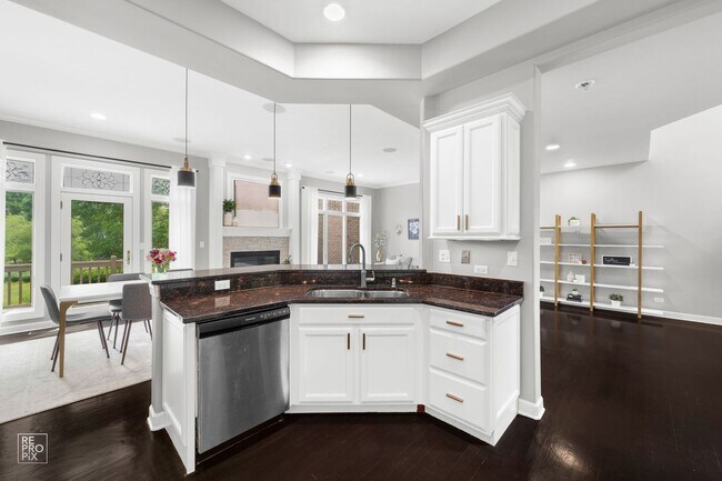 Foto del edificio - Custom Designed Townhome in the Maison Du Compte neighborhood!