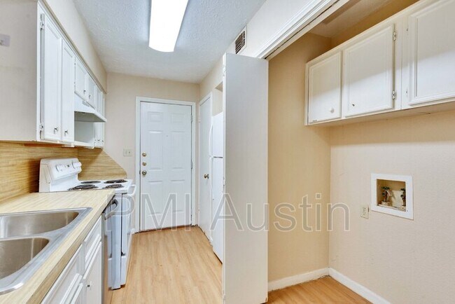 Building Photo - 908 N LBJ Dr