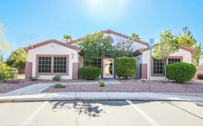 Foto del edificio - Freshly updated 3 bedroom townhouse near Bermuda and Cactus will be ready to move in by begining ...