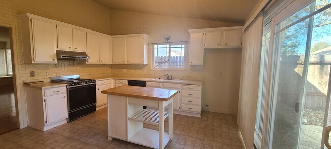 Foto del edificio - 3 Bedroom 2 Bathroom Home in Elk Grove