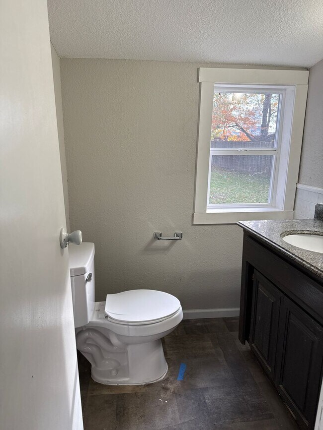 Building Photo - 3 bedroom/2 bath house