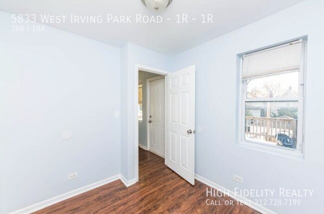 Foto del edificio - 5833 W Irving Park Rd