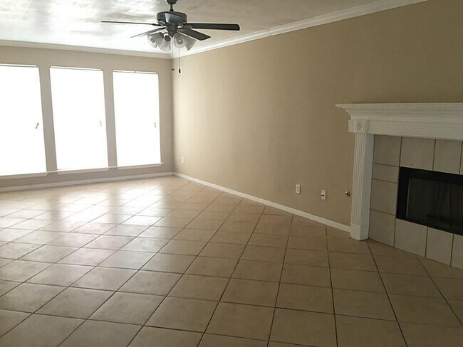 Foto del edificio - 6623 Amberfield Ln