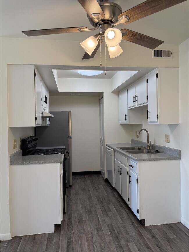Cocina recién actualizada - Cedar Ridge Apartments