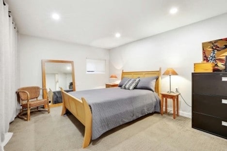 14'8" x 10'9" - 350 45th Av E