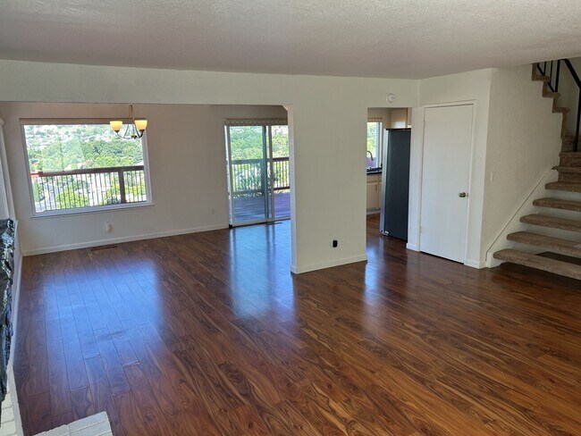 Building Photo - Immaculate 3 Bedroom, 2.5 Bath Glen Cove H...