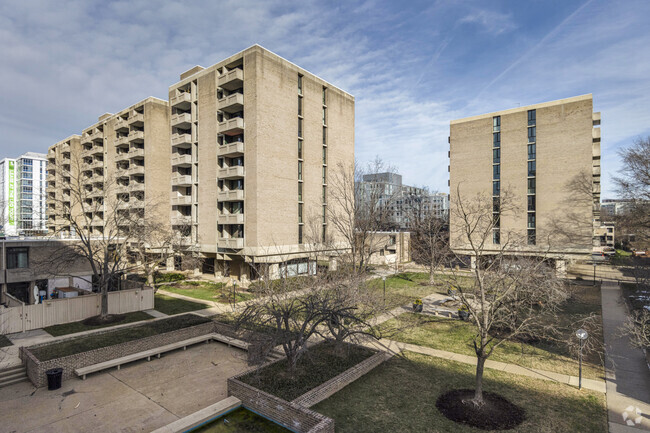 Building Photo - Carrollsburg Square North Tower