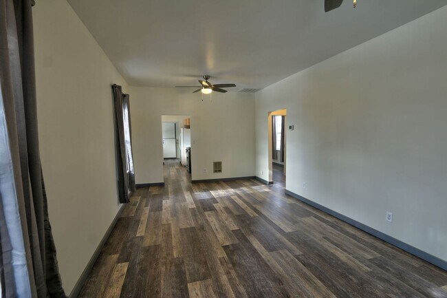 Building Photo - 2 Bedroom 1 Bath- House