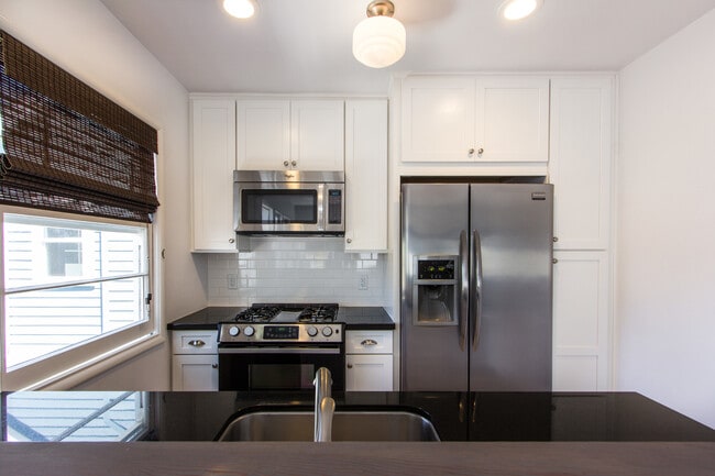 Building Photo - 502 Poinsettia Ave