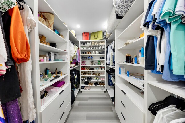 Foto del edificio - 490 W 33rd Pl