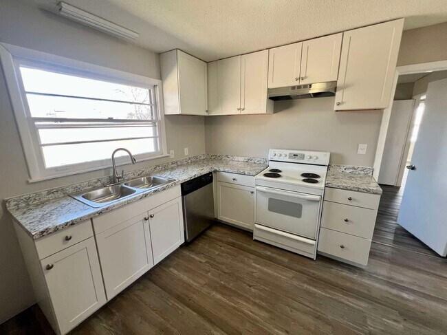 Building Photo - 3 Bed, 1.5 Bath in Murfreesboro, *Big Yard*