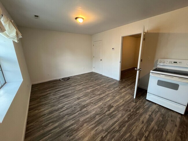 Building Photo - All utilities included One Bedroom Apartme...