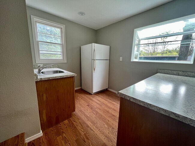Foto del edificio - LOVELY MILWAUKIE DUPLEX W/ YARD!