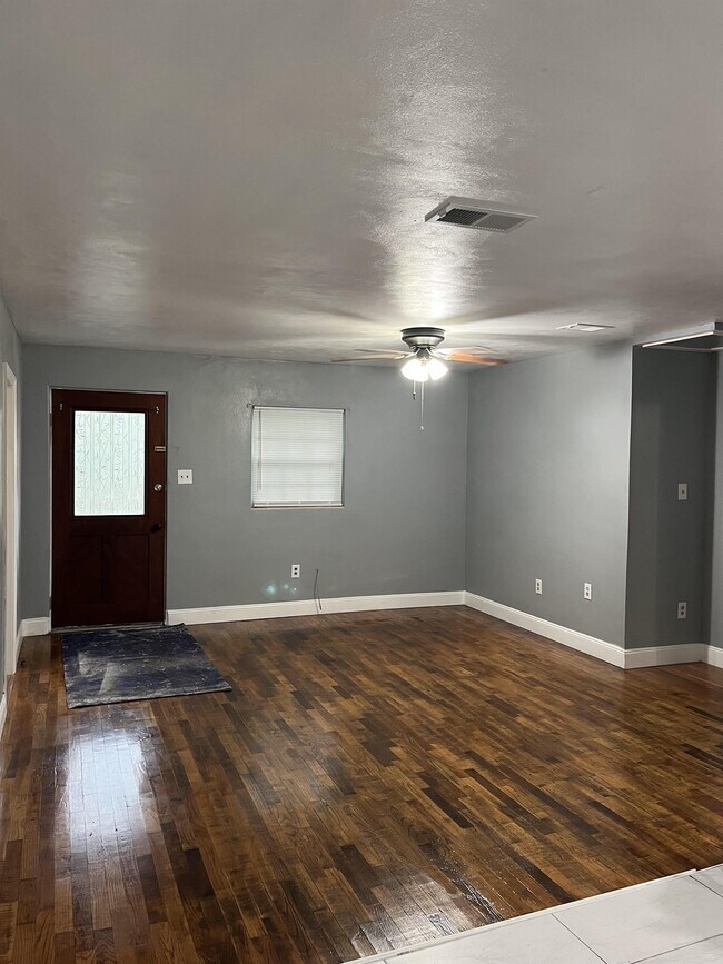 Foto del edificio - 1412 E Voorhis Ave
