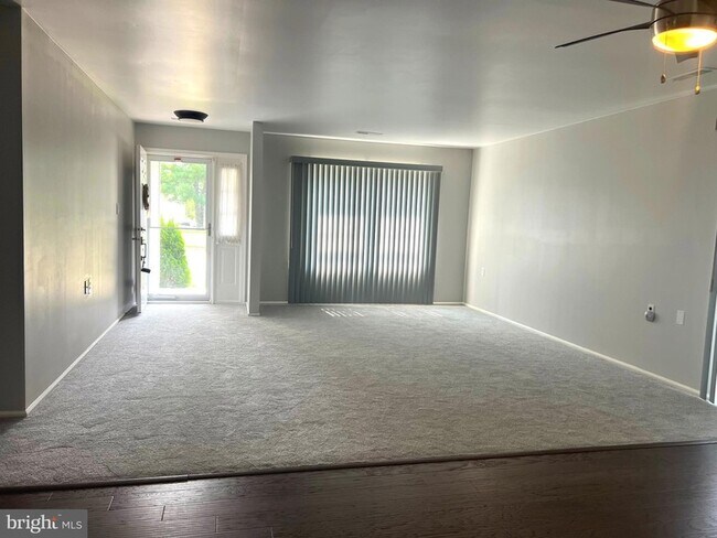 Foto del edificio - 2 Warner Ct