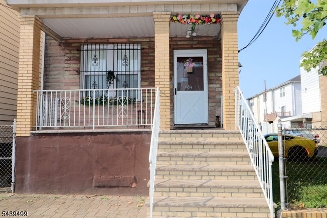Building Photo - 484 Delavan Ave