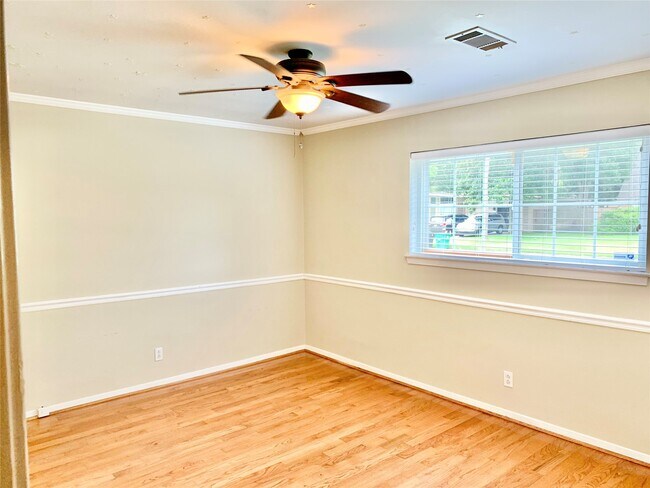 Foto del edificio - 9634 Fairdale Ln
