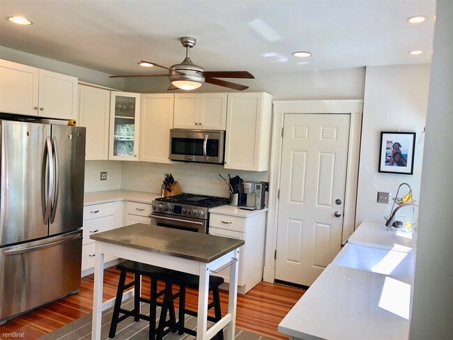 Building Photo - 3 br, 2 bath  - 372 Charles River Rd