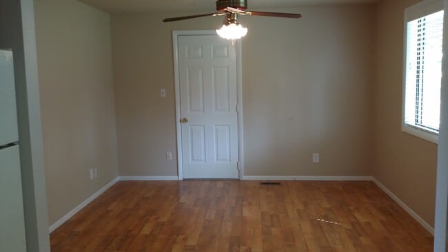 Building Photo - Meridian Manor 3 bedroom/1.5 home with newer carpet and paint!