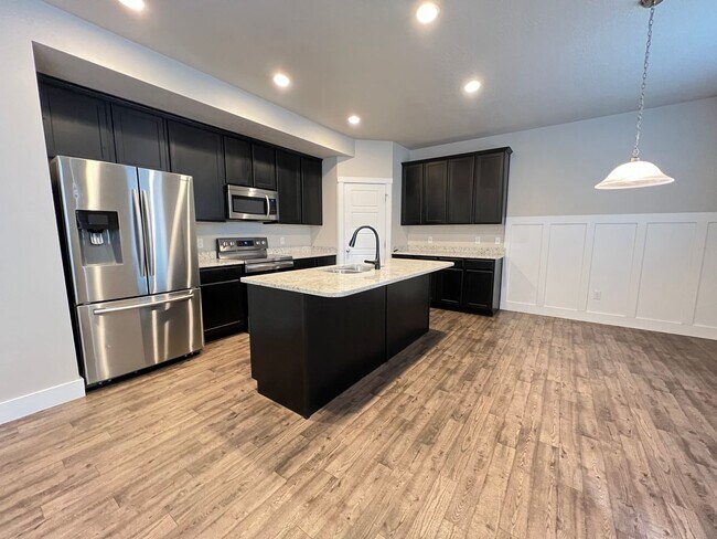 Foto del edificio - Coming soon! 3 Bedroom/2.5 Bathroom Townho...