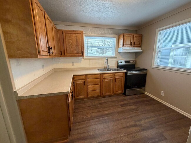 Foto del edificio - 2501 Oakridge Rd