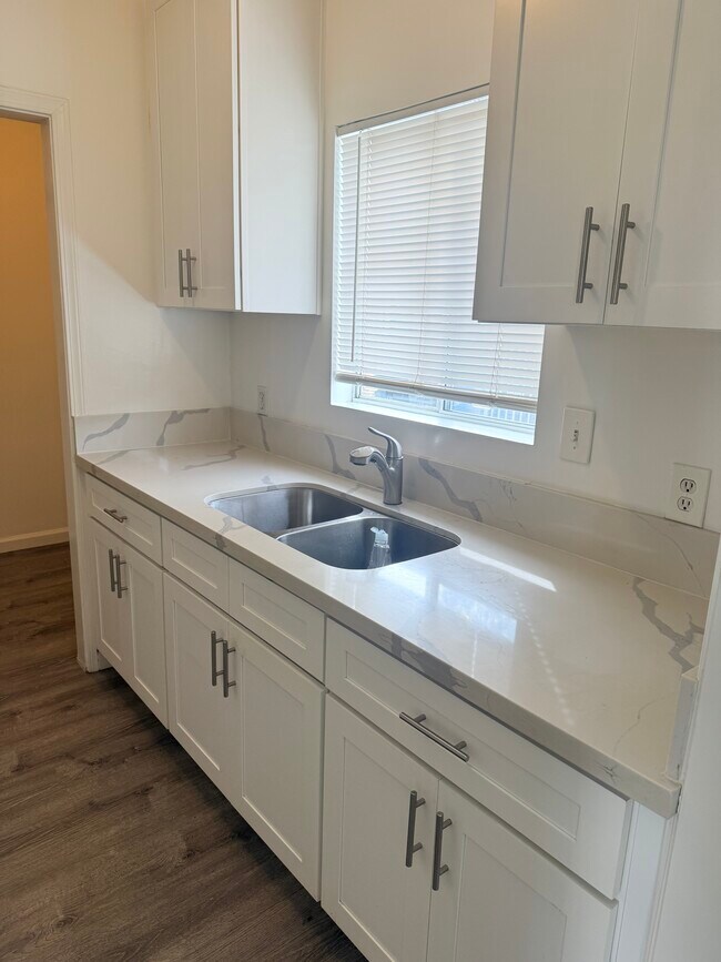 Building Photo - 43 W 52nd St