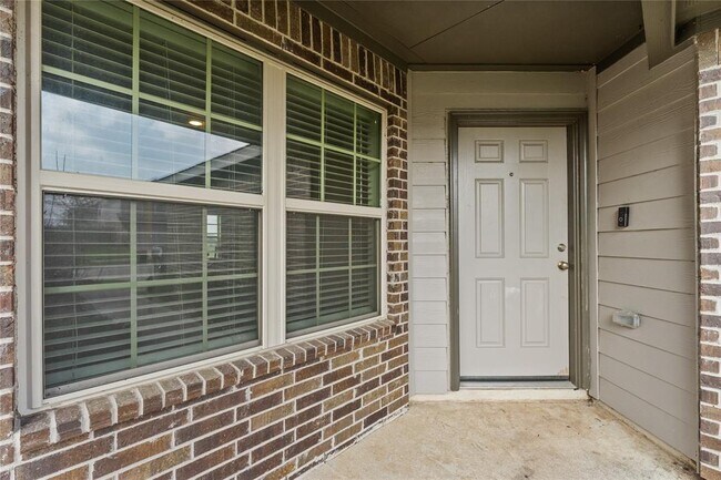 Foto del edificio - 14515 Broadbury Pond Rd