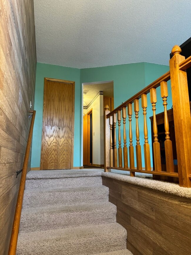 Building Photo - 2 Bed/1.5 Bath Updated Townhouse- Great Lo...