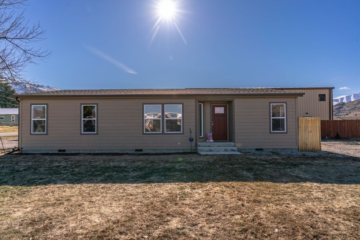 Foto principal - 3 Bed 2 Bath