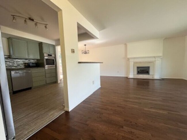 Foto del edificio - Completely Refreshed 4-Bedroom Shoreline Home