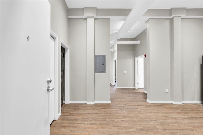 Foto del edificio - LUXURY 1 BED APT IN DOWNTOWN CHAMPAIGN- AVAILABLE 9/15/2026