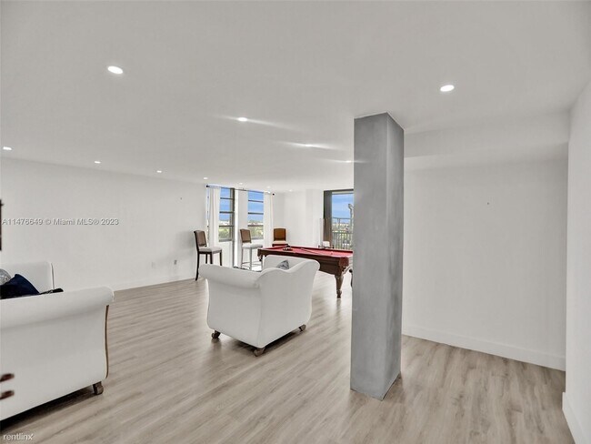 Building Photo - 3 br, 2.5 bath House - 2500 NE 135th St # ...