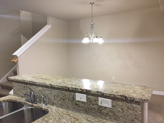 Building Photo - 3 Bedroom Townhome in SOJO!!