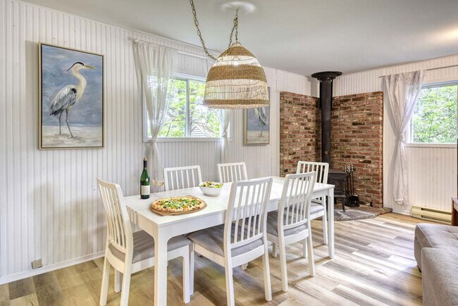 Building Photo - 1690 Rue Principale