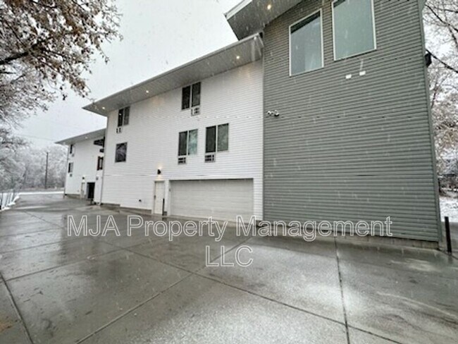 Building Photo - 498 East Fort Union Blvd