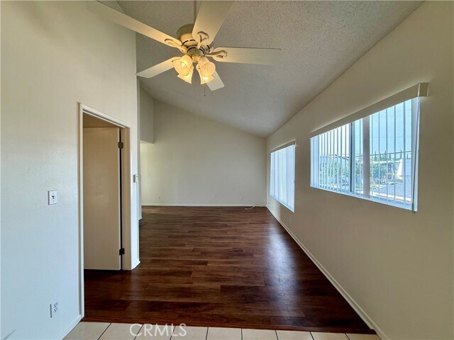 Foto del edificio - 6082 Fullerton Ave