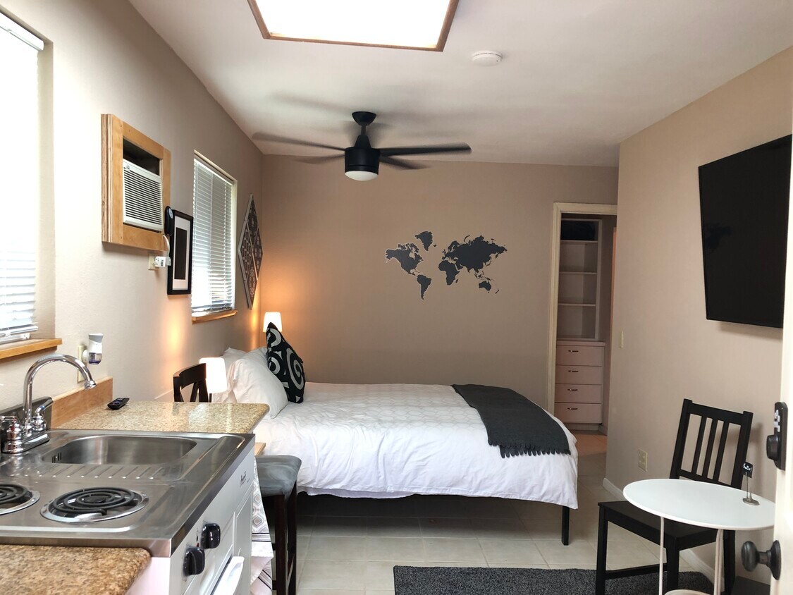 Foto principal - 13245 W Magnolia Blvd